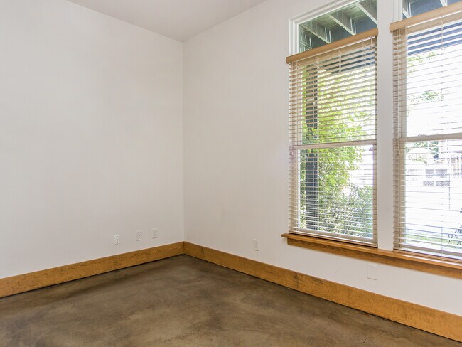 Building Photo - Luxury Downtown Townhome with 2 car Garage!