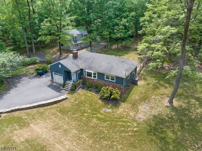 Building Photo - 422 Hollow Rd