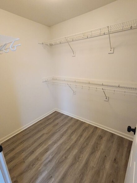 Building Photo - 5184 Meadow Crest Cir