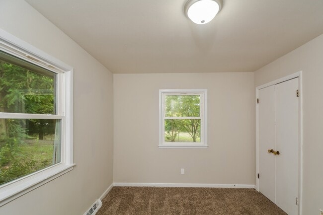 Building Photo - 4046 Village Dr
