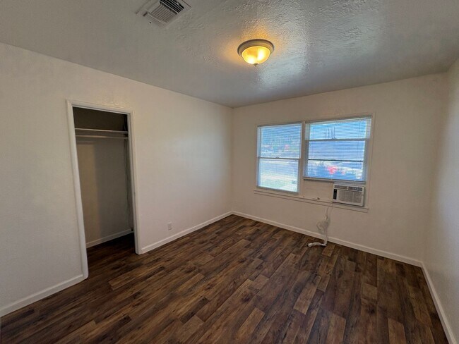 Building Photo - Cozy Home On Spacious Corner Lot Available Now in Dinuba CA!