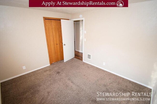 Building Photo - 5051 Forsythia St
