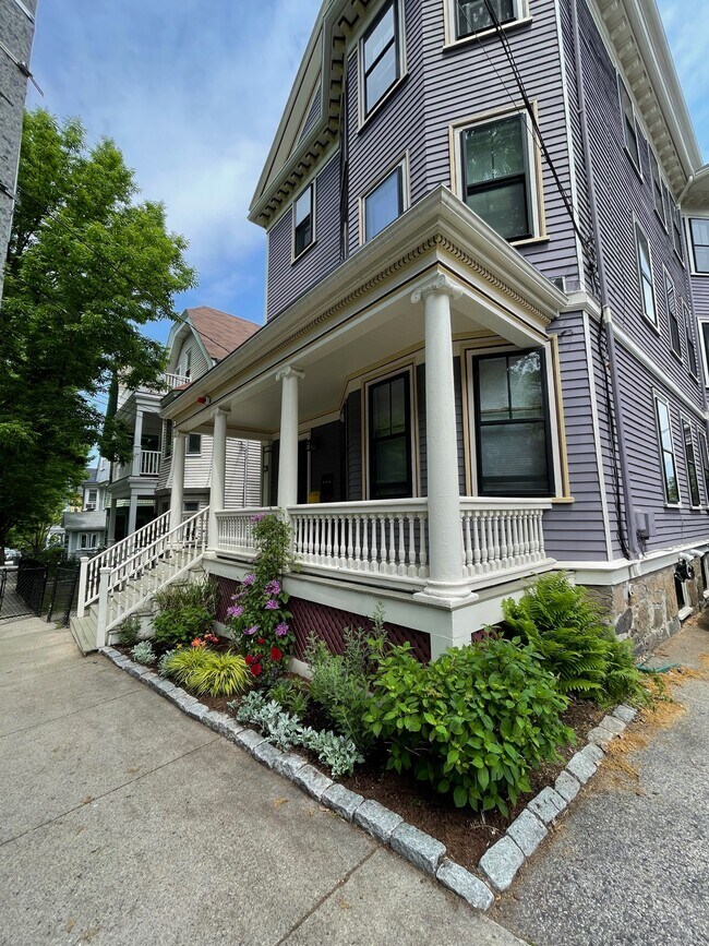 Building Photo - 32 Sheridan St
