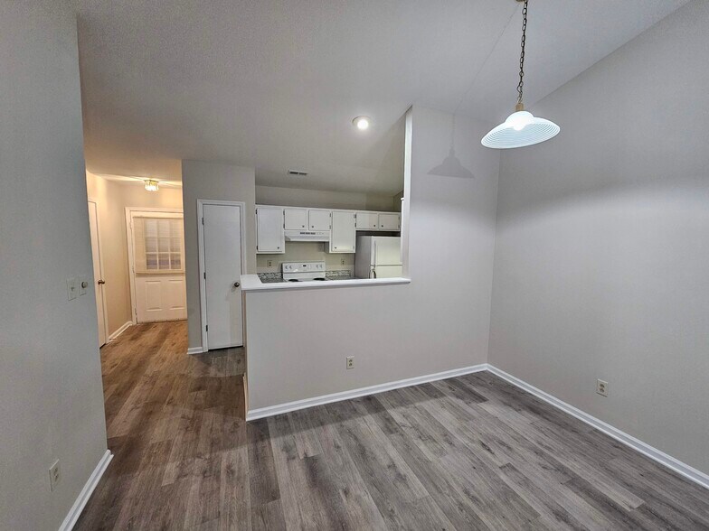 Dining area - 102 Village Ct