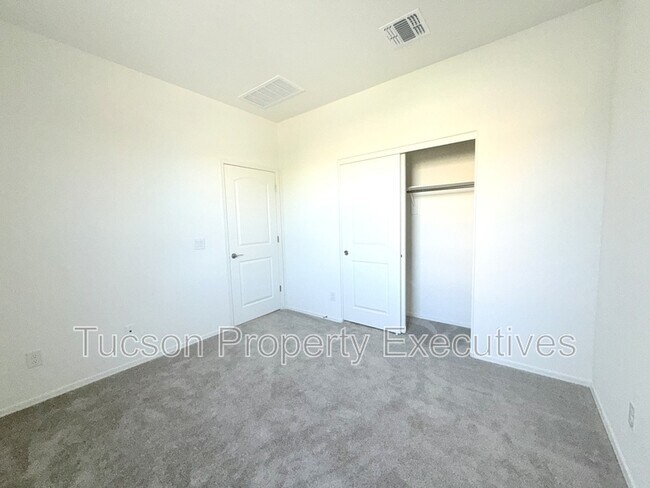 Building Photo - 9329 N Peridot Vis Ave