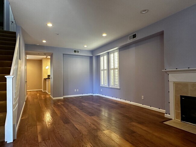 Building Photo - Gorgeous 3 bedroom, 2 and a half bathroom townhome in Hamilton Field for rent!