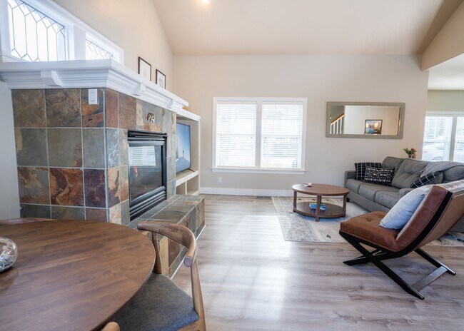 Building Photo - Amazing Updated Braeburn Townhome close to all Bend has to offer!