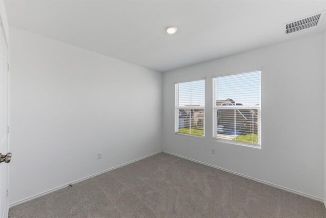 Building Photo - 385 Keefer