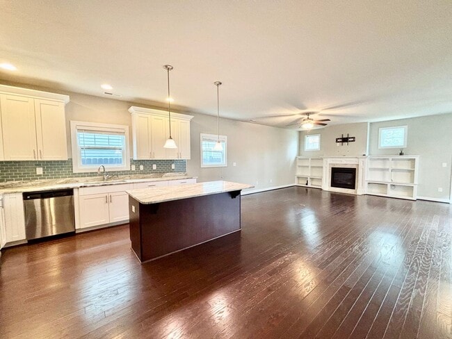 Building Photo - Gorgeous Home in Town Center Virginia Beach!