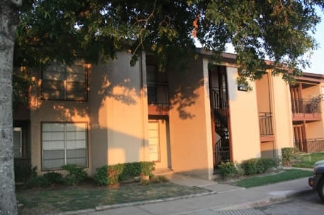 Building Photo - Twin Oaks