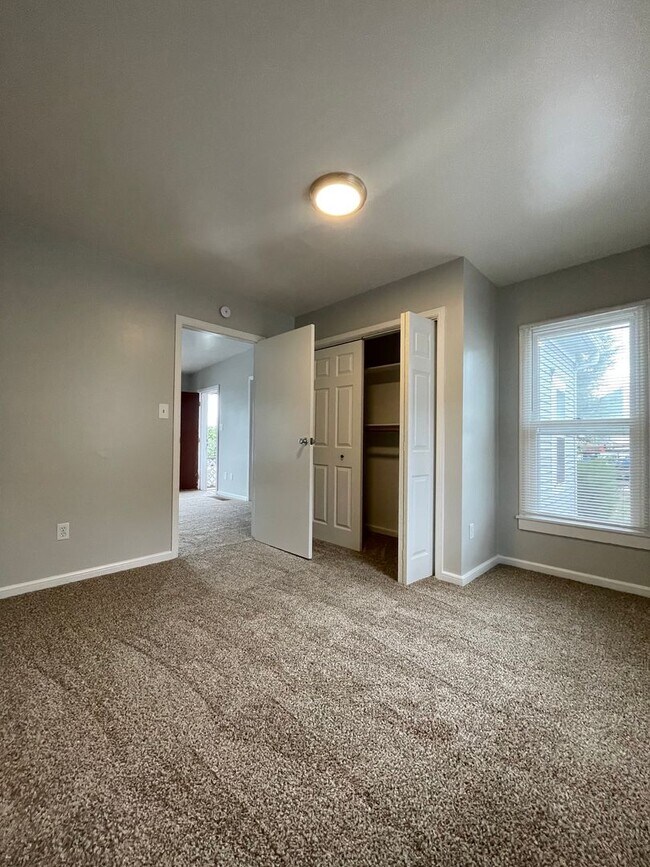 Building Photo - 3 Bedroom rancher in desirable West Side C...