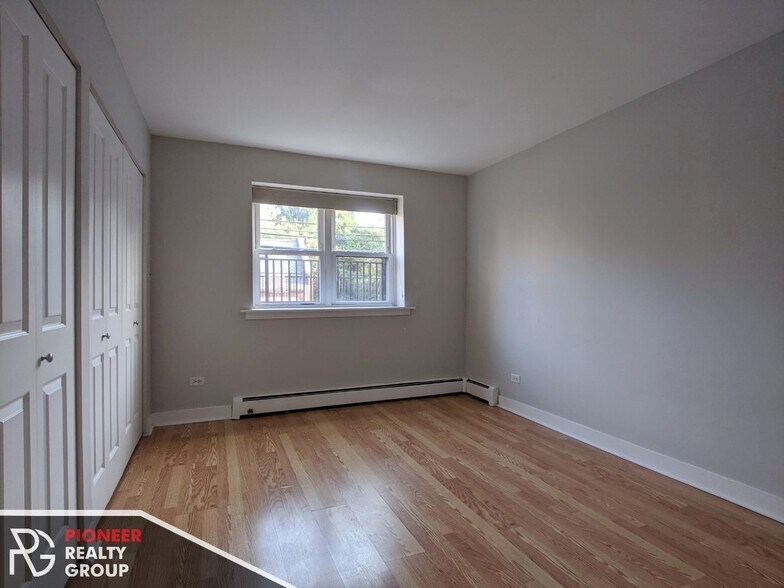 Building Photo - 618 W Wrightwood Ave