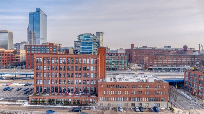 Building Photo - 1133 W 9th St