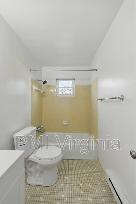 Building Photo - 2421 Courtney Ave