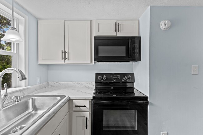 Building Photo - 2061 Center Ct SW