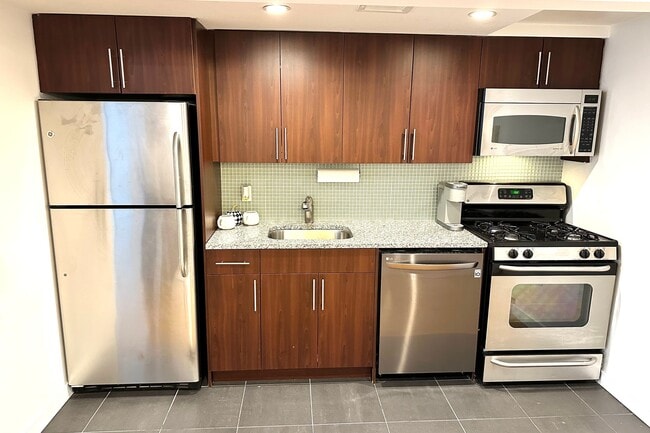 Building Photo - 555 W 23rd St