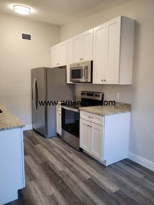 Building Photo - Spacious 3 bedroom Villa