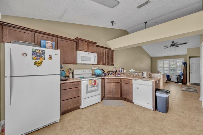 Building Photo - Oviedo Condo One-bedroom Available UTILITIES included.