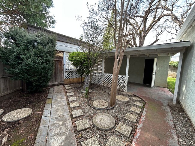 Building Photo - 2bd 1 ba with Zen Garden, Garage, Updated ...