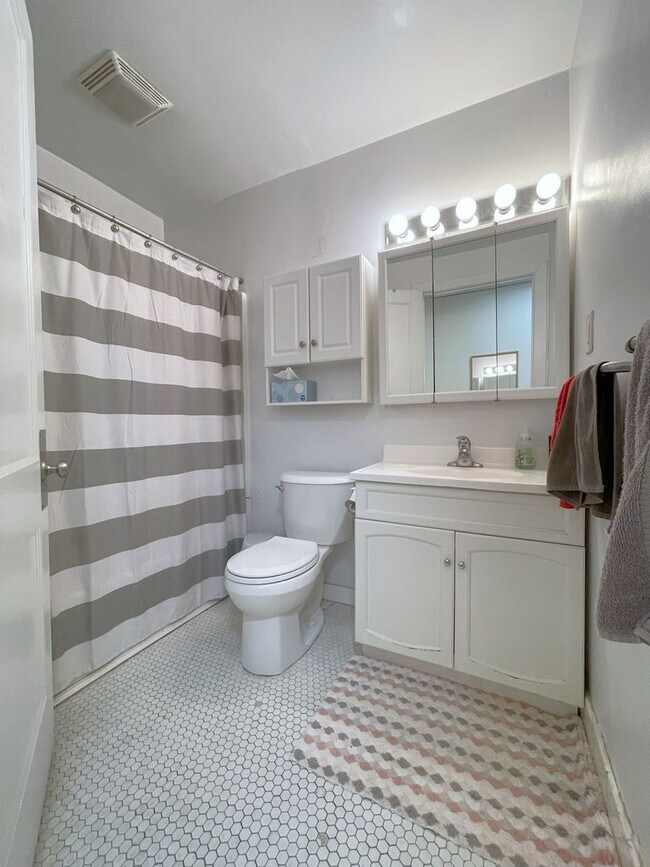 Building Photo - 46 N Breese Terrace
