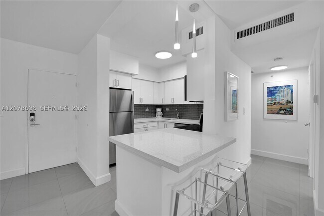 Building Photo - 1500 Bay Dr E