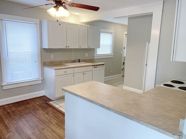 Building Photo - 3 Bedrooms 2 Full Bathrooms with fenced in...