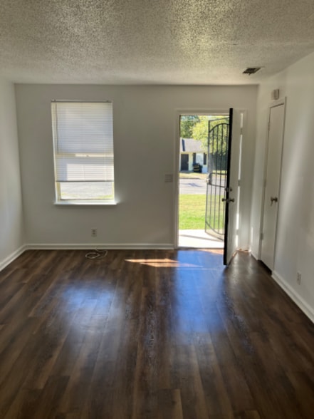 Building Photo - 2835 Vista Ln