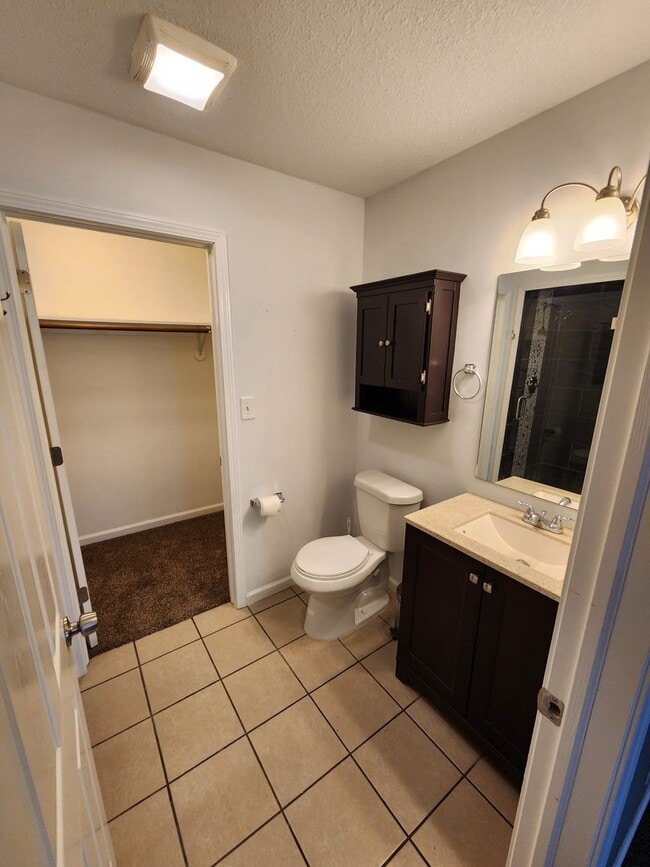 Building Photo - Beautiful newer home with everything on main level in Seaman Schools