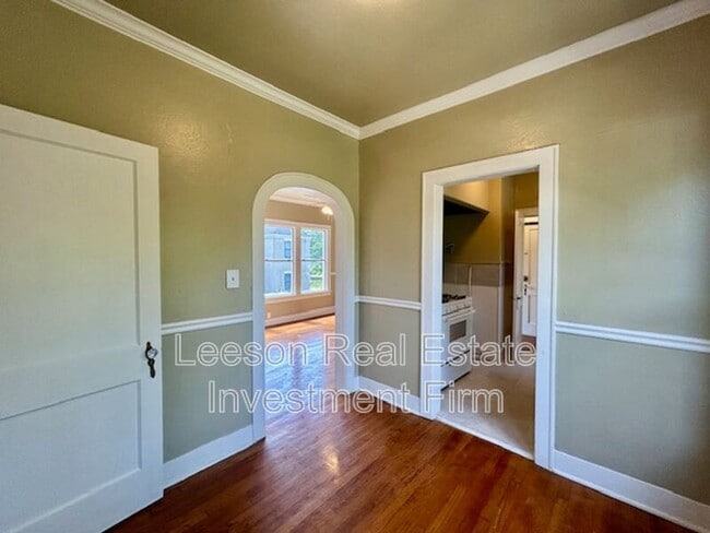 Building Photo - 320 College St