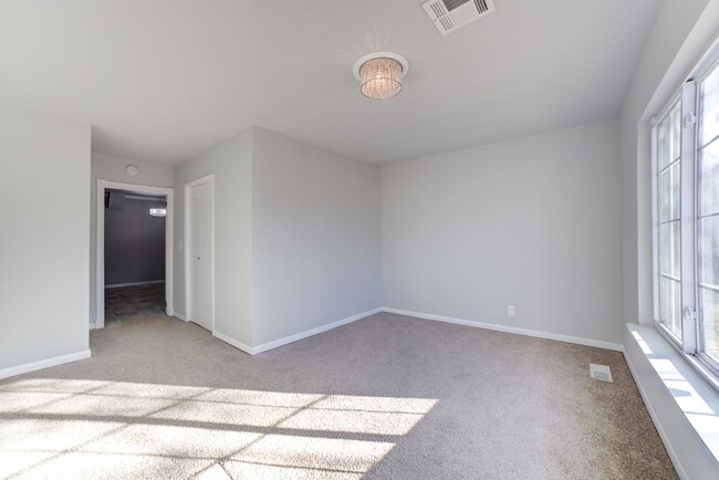 Building Photo - Stunning 4 Bed 3 Bath Home on Quiet Street!