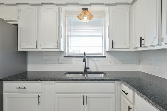 Building Photo - 4720 SE 50th St