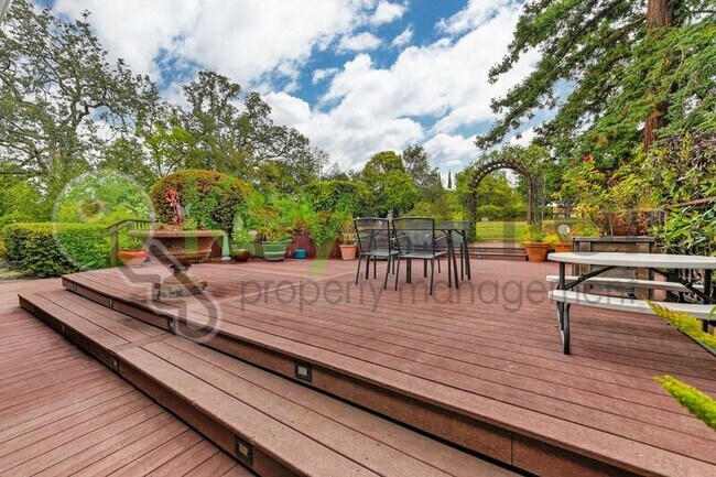 Building Photo - 9635 Oak Leaf Way