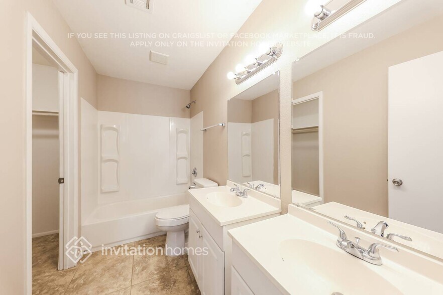 Building Photo - 2332 W Hartford Ave