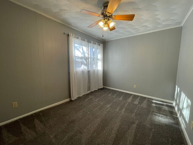 Building Photo - Three Bedroom Home in Gobles