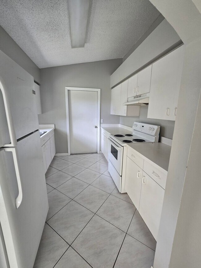 Building Photo - 501 W Saunders St