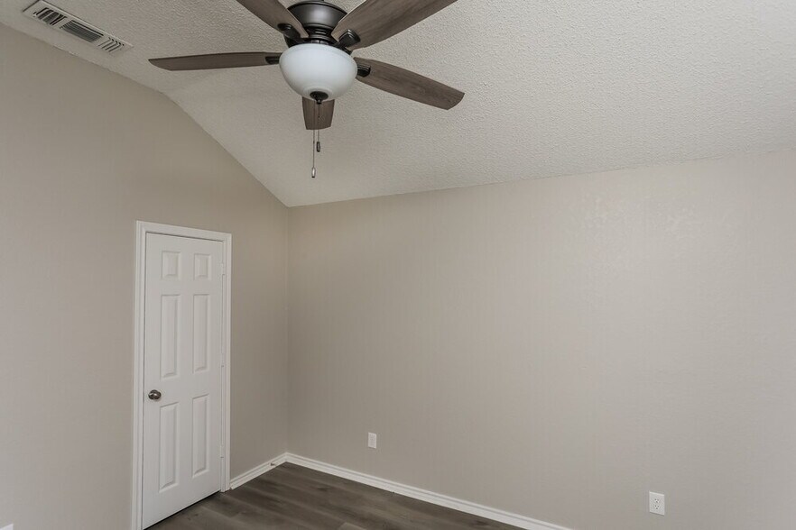 Building Photo - 1512 Fern Dr