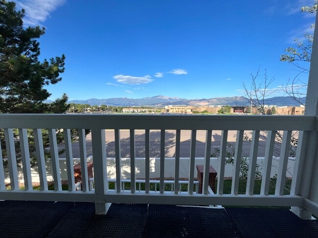 Building Photo - Cozy 2 Bedroom Townhome Nestled in Quiet Gated Community