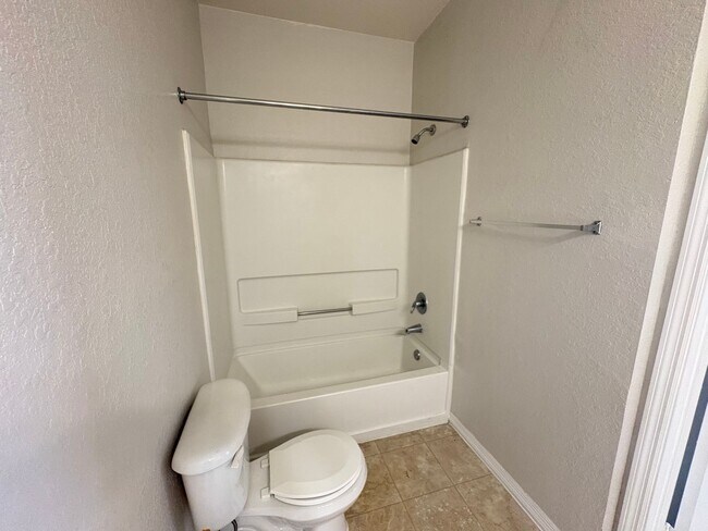 Building Photo - 8013 Hemingway Cir
