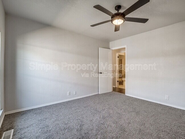 Building Photo - 2320 Yellowstone Dr