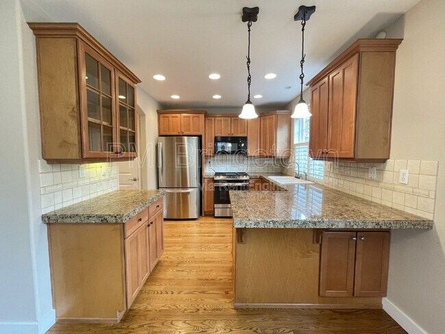 Building Photo - 10235 NW Edgewood Dr