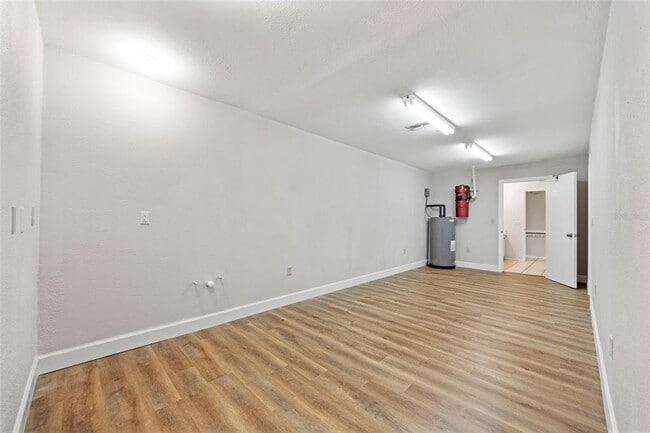 Building Photo - 8006 Oak Dr