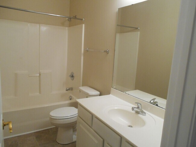 Building Photo - 3 bedroom, 2 bath condo at Fountain Pointe