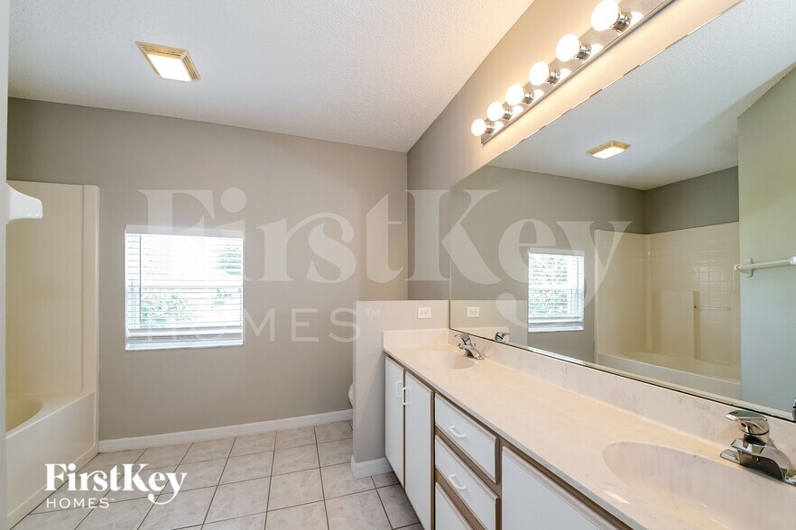 Building Photo - 8 Wild Oak Pl