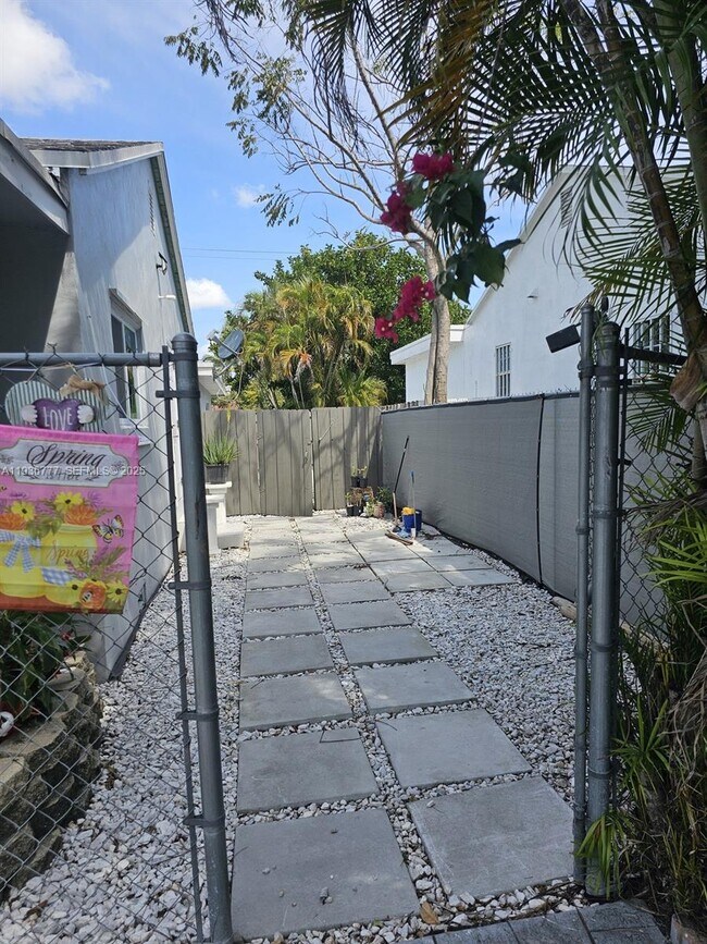 Building Photo - 2315 Cleveland St