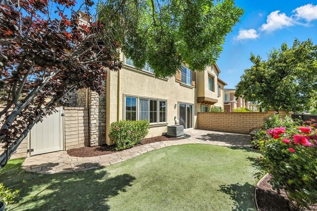 Building Photo - GORGEOUS 4+3 in Copperhill Area