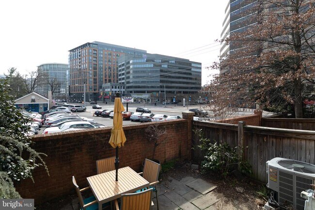 Building Photo - 1122 N Vernon St