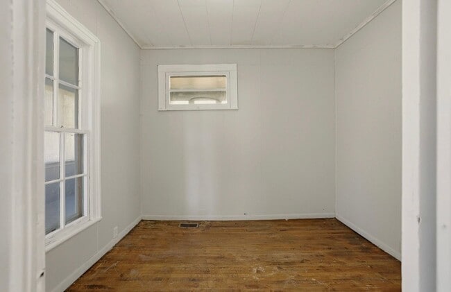 Building Photo - Sunny 2BR Home on South Bond with Sunroom + Extra Storage!