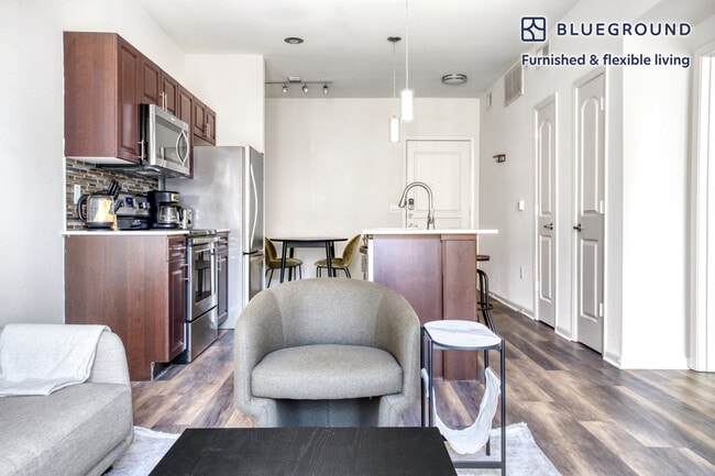 Building Photo - 11601 Century Oaks Terrace