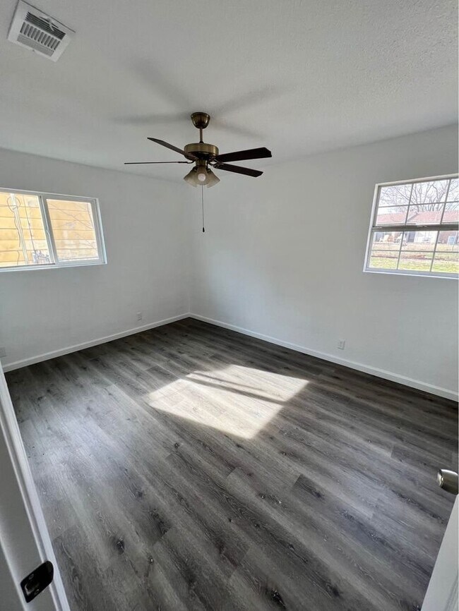 Building Photo - 2222 Duchess Dr