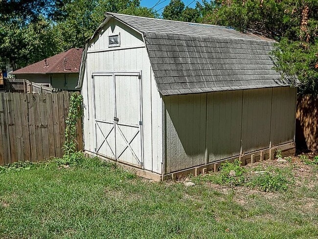 Building Photo - 3 Bed 2 Bath 2 Car Garage 1/2 off 1st Months Rent